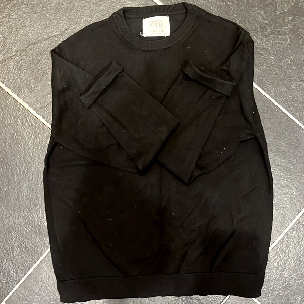 Plain black sweatshirt